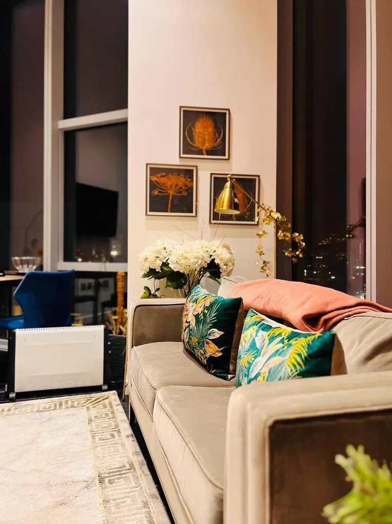 O2 Arena Beautiful 2Bedroom Apartment Лондон