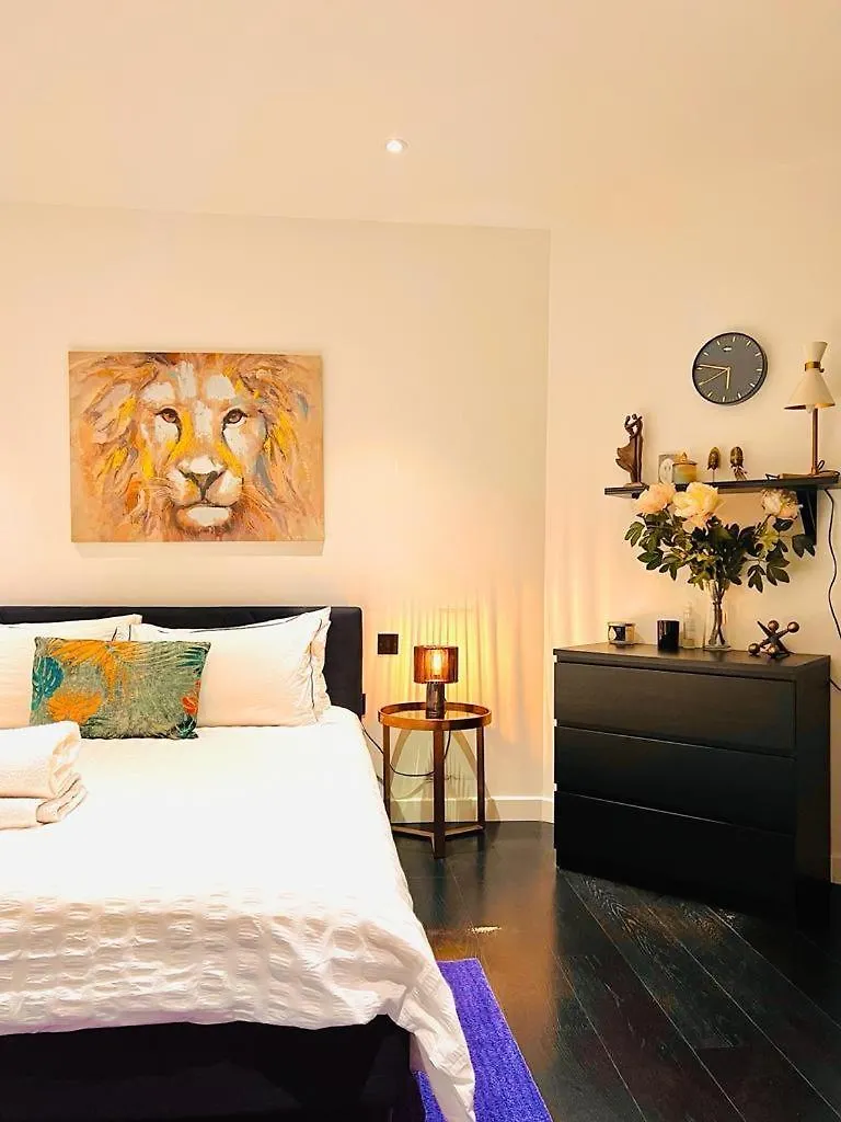 O2 Arena Beautiful 2Bedroom Apartment Лондон